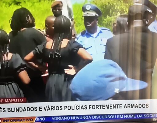 Esposa do Azagaia e suas filhas descem do carro fúnebre e questionam a polícia, antes de iniciar uma confusão